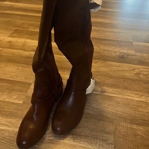 Leather and suede long boot. Color burgundy, New, never worn.